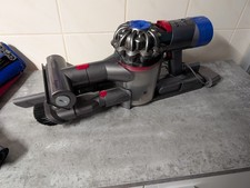 Dyson V8  mit Wandhalterung