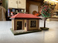 Haus mit Baum (alt) - Rotes Dach - Holz - Eisenbahn - Spur H0