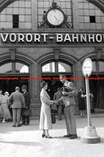 F019929 Belebter Vorort