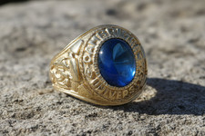 Schwerer Gold College Ring