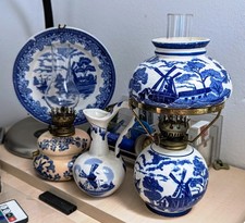 Set 2 Tischleuchten Stil Petroleumleuchte Messing/Keramik (DELFT?) + kleine Vase