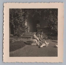 Paar füttert weiße Tauben -