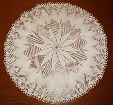 Gestrickte Mitteldecke-Handarbeit-Kunststricken-Spitzendecke-Tischdecke-ca. 50cm