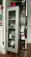 Tenzo Malibu Vitrinenschrank, Retro-Design,  silbergrau