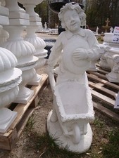 Junge m. Schubkarre 93 cm