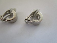 KLEINE OHRCLIPS SILBERFARBEN AUS METALL   CA.  1 x 0,6  CM