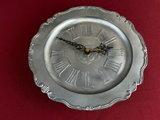 Vintage Wanduhr aus Zinn mit Quarz Laufwerk. Oberfläche ist berieben