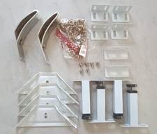 Schrauben, weiße Winkel, Metall-Füße, teilweise höhenverstellbar