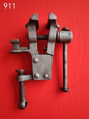 Antikes werkzeug schraubstock - antikes,