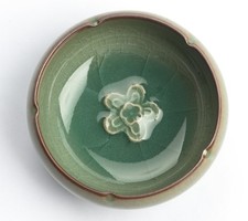 Chinesische Teeschale mit Motiv "Plum", Seladon mit Craquelé-Struktur