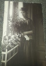  Postkarte Schöne Frau am Fenster Blumenregal Wohnung 1920/30