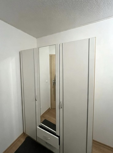 Dreitüriger kleiderschrank - kleiderschrank, in