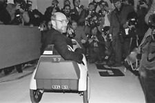 Das neue Elektrofahrzeug Sir Clive Sinclair sein C5 Sir Clive - 1985 4x6 Foto   
