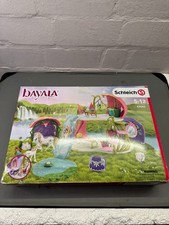 Schleich 42445 Bayala Glitzerndes Blütenhaus mit Einhörnern, See und Stall