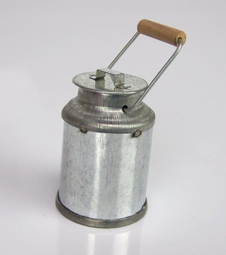 Miniatur milchkanne aus blech - aus,
