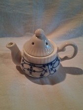 kleine Kaffeekanne / Kaffeekännchen als Räucherstäbchenhalter weiß indisch blau