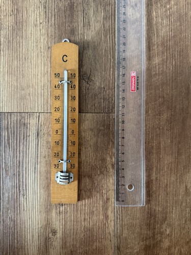 Altes thermometer aus holz - aus,