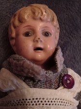 wunderschöne alte Puppe mit