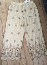 Zara Hose mit Stickereien und
