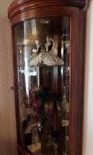 Eckvitrine ,abgerundete Glastüren ,Beleuchtung ,Nußbaum mittelbraun ,H 195 cm