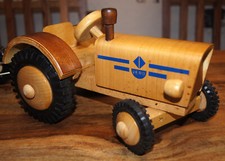 Holz Traktor mit Anhänger VERO / DDR neuwetig erhalten.