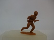 Altfigur / 2.Weltkrieg /Englischer Soldat laufend mit Maschinengewehr/Siennafarb