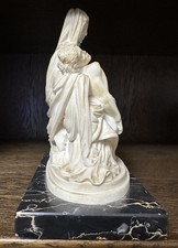 Pieta figur auf sockel - auf,