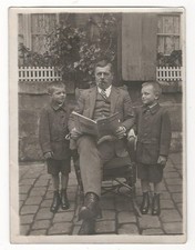 12/100  FOTO  ---  VORLESUNG --- MANN MIT ZIGARARRE --- SCHNÜRSCHUH ---   SESSEL