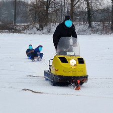 Schneemobil/Motorschlitten
