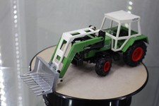 Siku Farmer Traktor Schlepper Fendt 310 LSA Turbomatik mit Frontlader 1:32