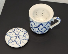 Teetasse mit Sieb und Deckel aus Keramik weiß blau neuw
