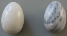 2 Eier aus Stein (Marmor?)