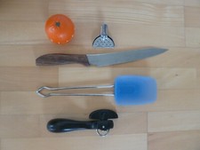 Dosenöffner, Teigschaber, Zitronenpresse, Eieruhr (Orange), Messer