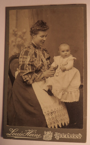 Sitting woman with apron - , &