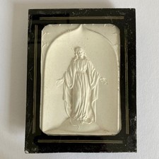 Madonna Immaculata, Relief