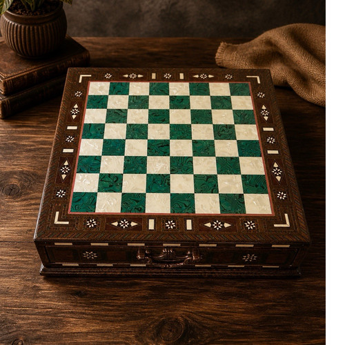 Schachspiel mit metallfiguren - schachspiel,