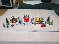 Winterszene Weihnachtsmarkt mit licht und Tannenbaum Verkaufstand