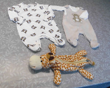 auswählen: Baby-Strampler-Set Gr.56 + Spielzeug