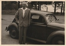 Vintage Foto Mann neben VW