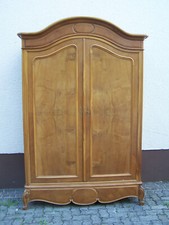 Über 100 Jahre alter Schrank in Nussbaum furniert