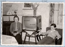 Kinder neben Loewe Opta