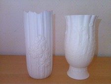 2× VASE-AK KAISER-M.Frey-1332/2+616-Bisquit-Porzellan-weiß-Blüten-19cm-unbenutzt