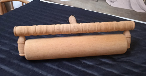 Antikes altes nudelholz - antikes,