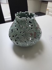 Vase, Seladon, Durchbruch Blumen-Muster, h. ca. 16 cm, d oben ca. 9,5 cm