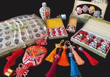 China Peking OPER´N MASKEN Sammlung Glücksbommel Maske Flasche Seidentuch 3D Bil