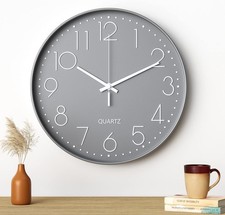 Klassische Quarz-Wanduhr