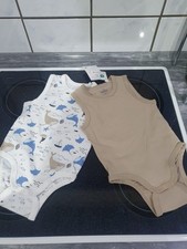 2 bunte ärmellose Bodys -