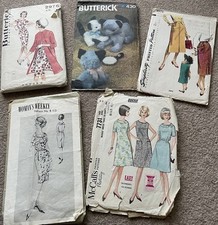 Auswahl aus 4 Vintage Papierkleidmustern und einem Spielzeug Katzenmuster