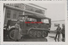 Foto, Wk2, Pion. Batl. 29 Hann Münden, Sd. Kfz. vor Kfz Halle, 01 (N)50357