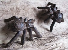 2 SPINNEN Gusseisen Gartendeko